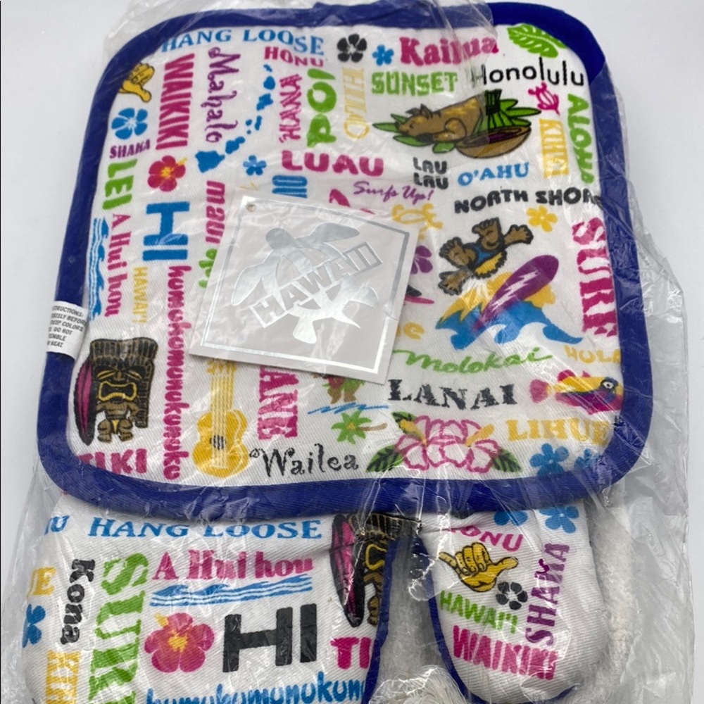 NWOT The Hawaiian Island  Oven Mitt Pot Holder Towel Set Hawaiian Souvenir Set